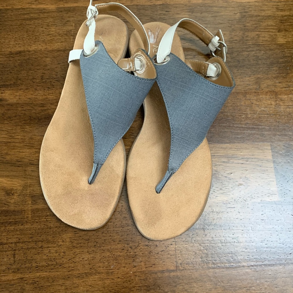 Aerosoles t-strap sandals